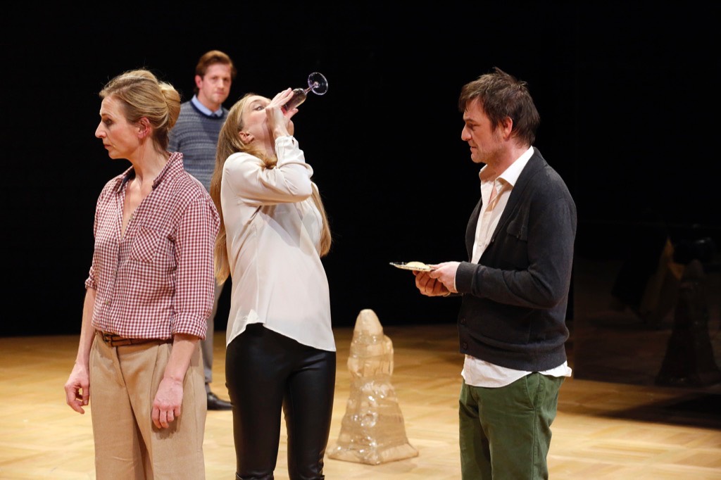 SCHWEIZ THEATER WIR LIEBEN UND WISSEN NICHTS
